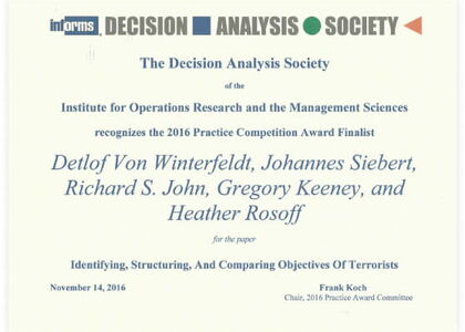 Finalistenurkunde des INFORMS Decision Analysis Practice Award 2016 für die Identifikation und Strukturierung der Ziele von Terroristen